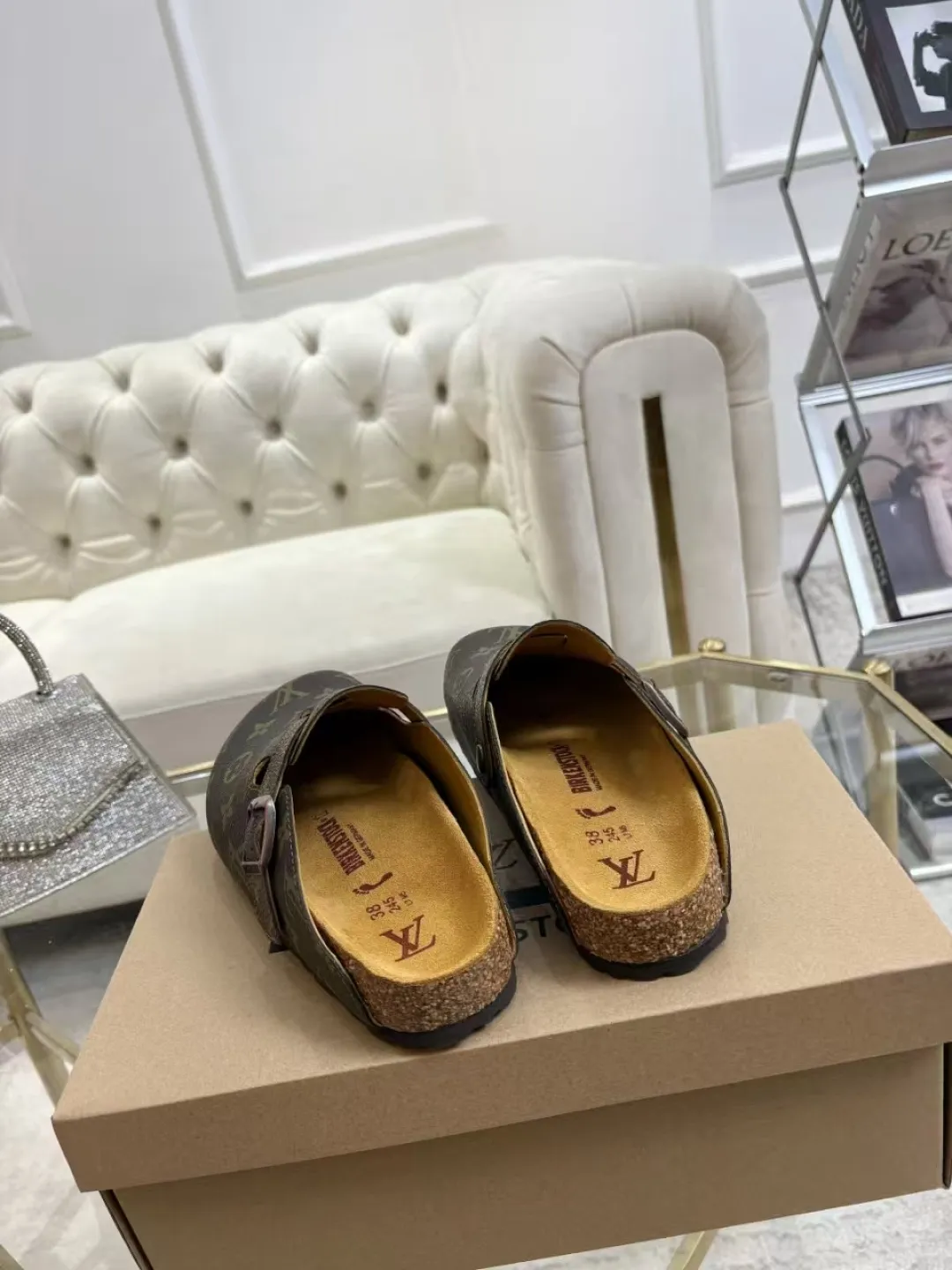 Women's p560 Men's p580 ✨ LV couple's toe-cap slippers | Full of high-end feel, you can walk with wind! ✨ This pair of LV classic toe-cap slippers is simply a "walking grass-planting machine"! Original three-dimensional embossed cowhide + cowhide fabric, the texture is high-end at first glance, and you will become a rich daughter/son in seconds ~💅 🌟 Why must you join TA? ✔️ Original embossed cowhide - clear texture but not cheap, classic presbyopia yyds ✔️ Belt buckle + metal logo - ecstatic control of details, exquisite to the heel! ✔️ Sheepskin lining + cushioned footbed - it feels like stepping on clouds ☁️, and you won’t feel tired when you go shopping~ ✔️ Non-slip rubber sole - walking is as stable as a mountain, and you are not afraid of slipping on rainy days!  👫 The best outfit for couples: Whether it’s shorts, T-shirts👕 or long skirts and suits👗, pairing these shoes with each other will immediately create a lazy and high-end atmosphere! Everyday outings/vacations, no matter what you shoot, it will look like a blockbuster📸🔥 The texture and foot feel that only the higher version can have, it is not a hit or a hit! Heartbeat is not as good as action. True love is true when both pairs are in pairs~💖 #LVcoupleslippers #高色综合 #好看不狠的 Feet #couples’ must-have